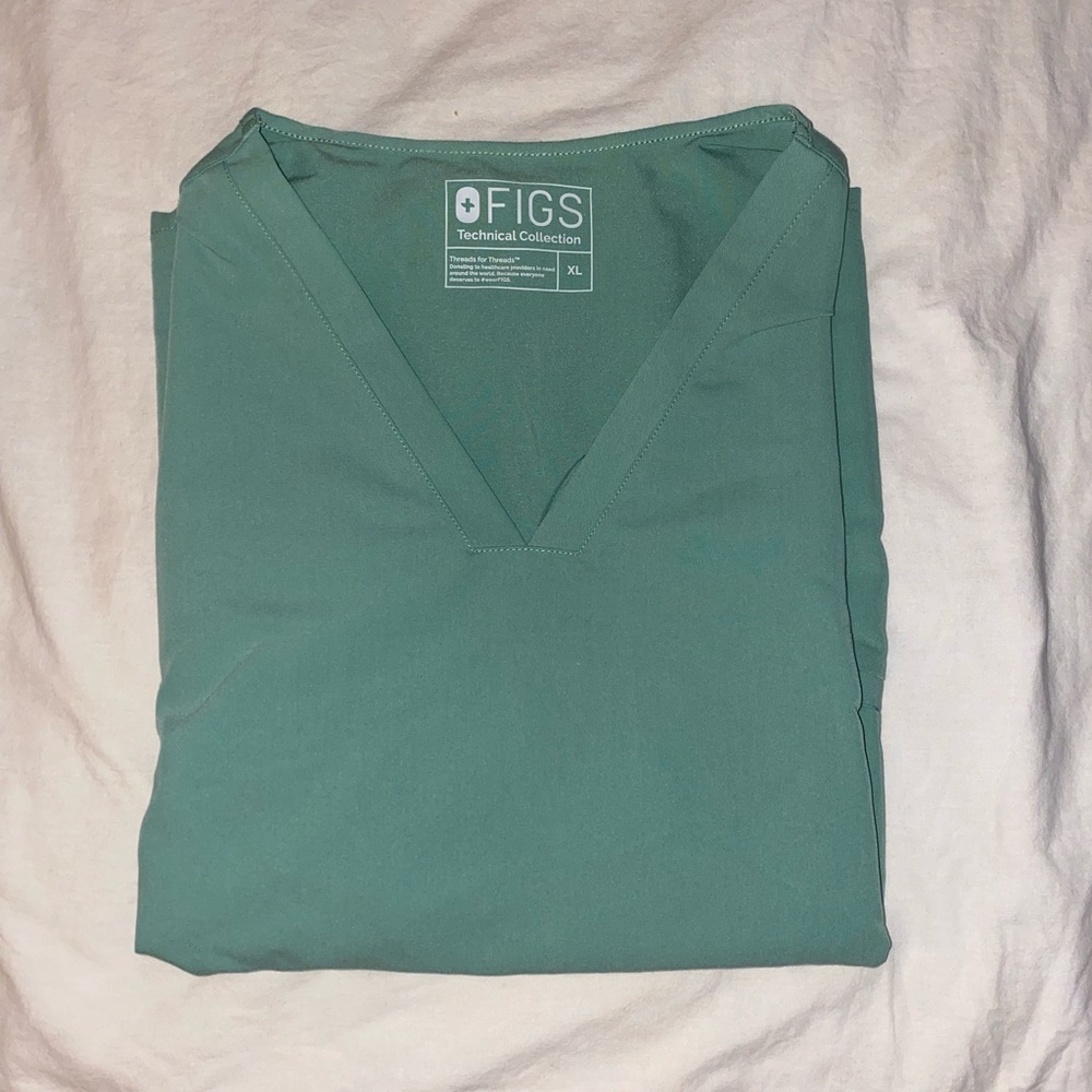 Figs 3 Pocket Casma Scrub Top